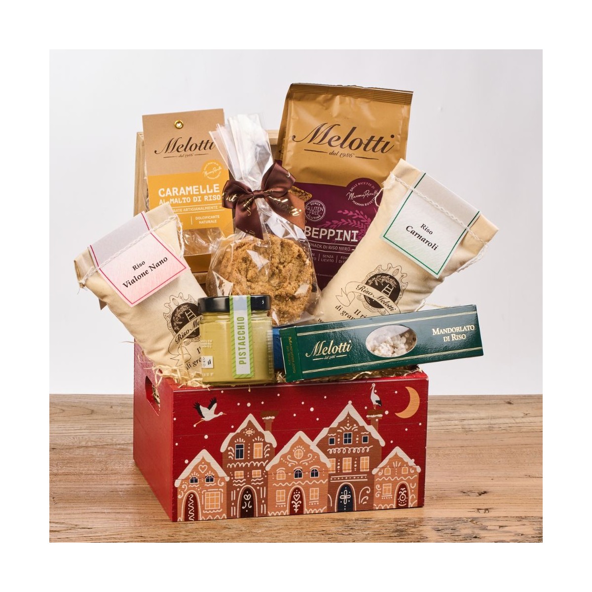 Wooden gift box containing traditional risotto rice varieties and a selection of sweet and savoury rice-based snacks.