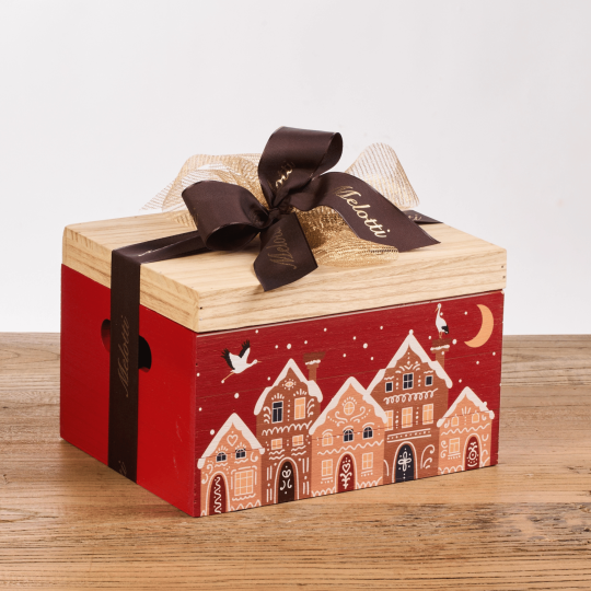Wooden gift box containing traditional risotto rice varieties and a selection of sweet and savoury rice-based snacks.