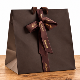 Melotti gift bag containing Vialone Nano Rice, rice snacks, and Riso Melotti Offella, a true Christmas classic.