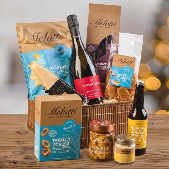 An original aperitif gift idea, featuring a selection of rice-based snacks, cheese, rice beer and wine. A special gift by Riso M