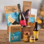 Cestino contenente snack a base di Riso, formaggio, birra di riso e Vino da aperitivo