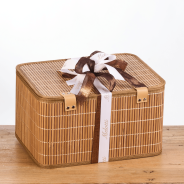 An original aperitif gift idea, featuring a selection of rice-based snacks, cheese, rice beer and wine. A special gift by Riso M