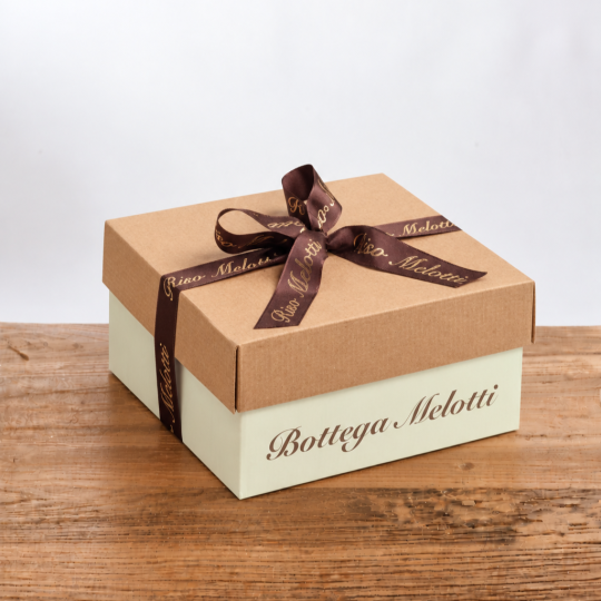 Scatola Melotti contenente 2 kg di riso, Vialone Nano Novello con mestolino di legno e Carnaroli.