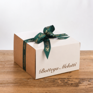 Scatola regalo con i prodotti della linea benessere all'amido di Riso- bagnodoccia, crema mani e candela